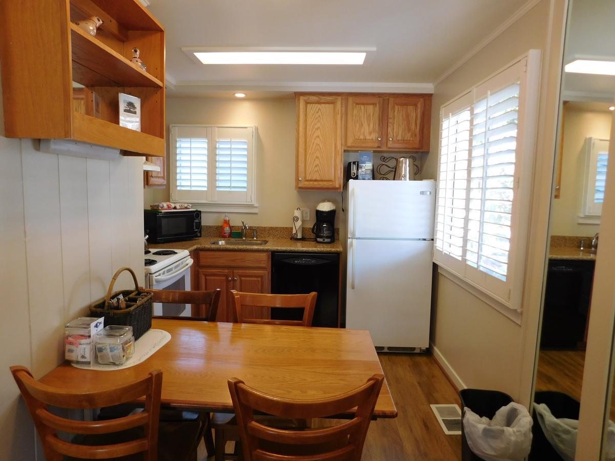 Pine Acres Lodge Pacific Grove Bagian luar foto
